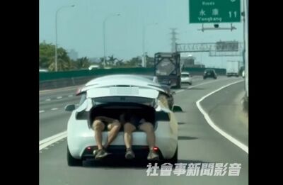 離譜畫面！國1特斯拉驚見「人體行李」　2男躺後車廂露腿一路晃