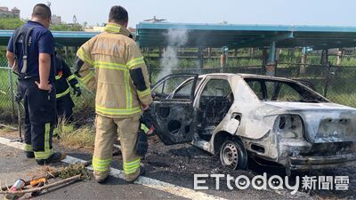 慘變廢鐵畫面曝！嘉義東石產業道路驚傳火燒車　男身體不適送醫