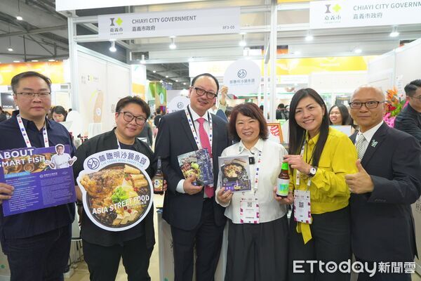 ▲▼ 嘉義隊登陸東南亞！黃敏惠率 10 家「嘉市好店」進軍新加坡食品展 盼府會攜手拚經濟  。（圖／嘉義市政府提供）