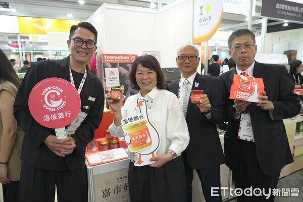 ▲▼ 嘉義隊登陸東南亞！黃敏惠率 10 家「嘉市好店」進軍新加坡食品展 盼府會攜手拚經濟  。（圖／嘉義市政府提供）