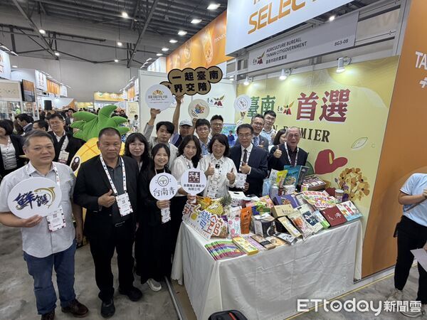 ▲台南市長黃偉哲率「台南隊」參加新加坡食品展，吸引國際買主關注。（記者林東良翻攝，下同）