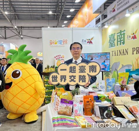▲台南市長黃偉哲率「台南隊」參加新加坡食品展，吸引國際買主關注。（記者林東良翻攝，下同）