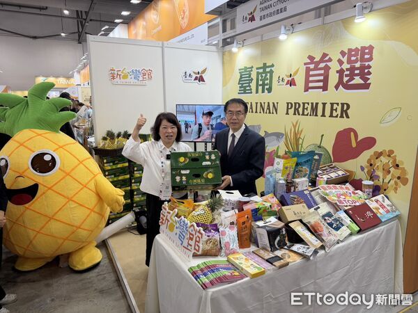 ▲台南市長黃偉哲率「台南隊」參加新加坡食品展，吸引國際買主關注。（記者林東良翻攝，下同）