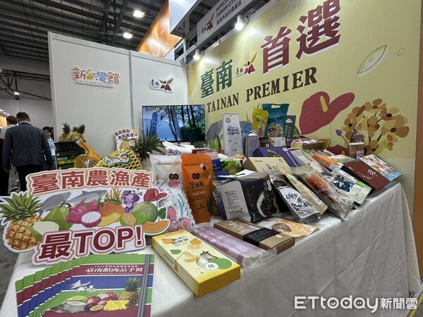▲台南市長黃偉哲率「台南隊」參加新加坡食品展，吸引國際買主關注。（記者林東良翻攝，下同）