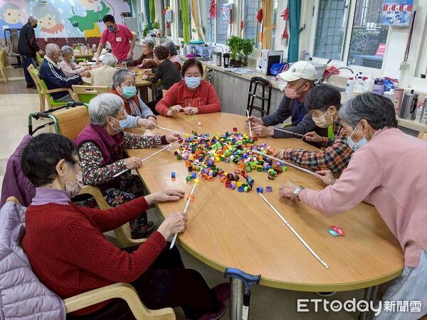▲▼114年度綜合所得稅，「長期照顧特別扣除額」，每人每年定額扣除額由12萬元提高至18萬元。（圖／花蓮縣衛生局提供，下同）