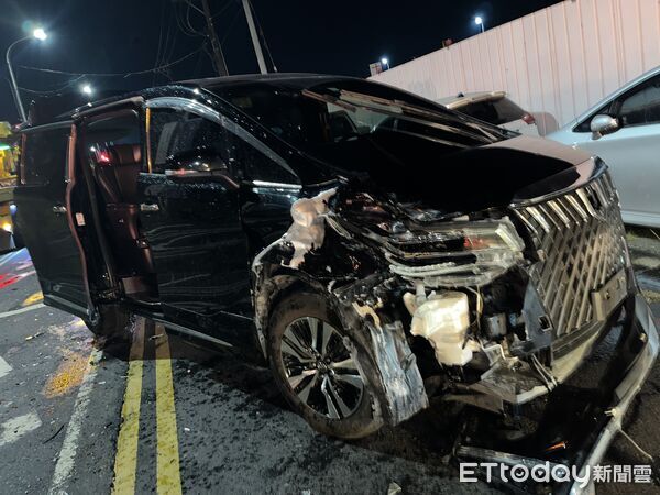 ▲▼黑色阿法（紅圈）追撞白色小客車後側翻到對向車道，警方在阿法車內及黎女身上共查獲4顆喪屍煙彈　             。（圖／記者陳以昇翻攝）