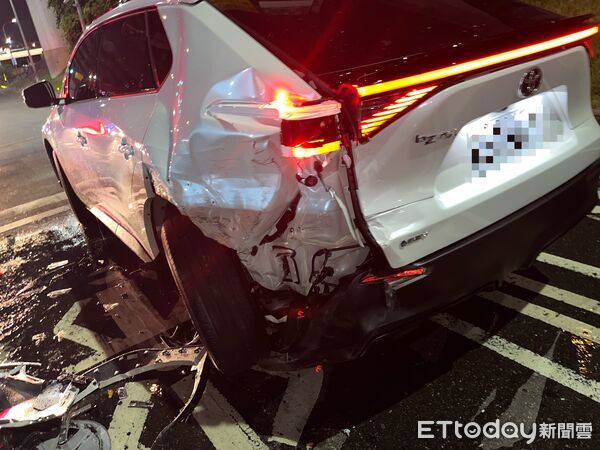 ▲▼黑色阿法（紅圈）追撞白色小客車後側翻到對向車道，警方在阿法車內及黎女身上共查獲4顆喪屍煙彈　             。（圖／記者陳以昇翻攝）