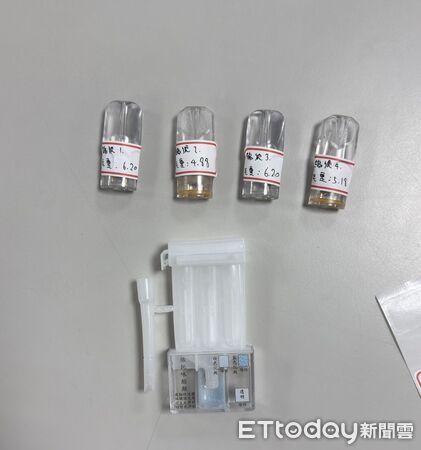 ▲▼黑色阿法（紅圈）追撞白色小客車後側翻到對向車道，警方在阿法車內及黎女身上共查獲4顆喪屍煙彈　             。（圖／記者陳以昇翻攝）