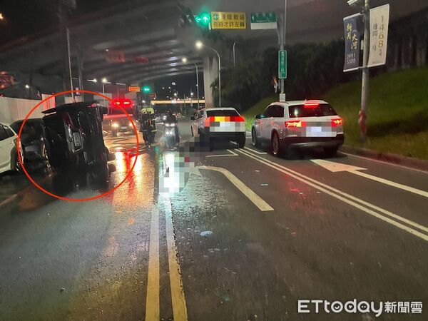 ▲▼黑色阿法（紅圈）追撞白色小客車後側翻到對向車道，警方在阿法車內及黎女身上共查獲4顆喪屍煙彈　             。（圖／記者陳以昇翻攝）
