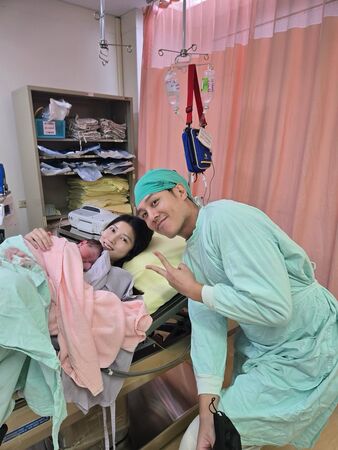 ▲嚴浩與老婆迎來兒子誕生。（圖／翻攝自Facebook／藝起發光）