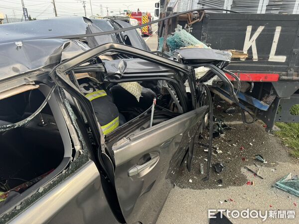 快訊／台中龍井自小客追撞大貨車　男女2人無呼吸心跳搶命中