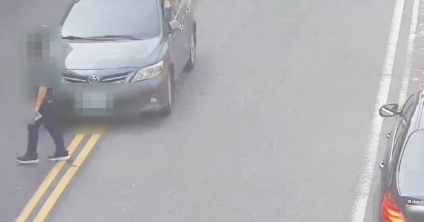 ▲桃園市李姓男子今天上午駕駛自小客車行經八德區中山路時，突失控撞上橫越馬路黃姓婦人，圖為監視器下撞擊前瞬間畫面。（圖／八德警分局提供）