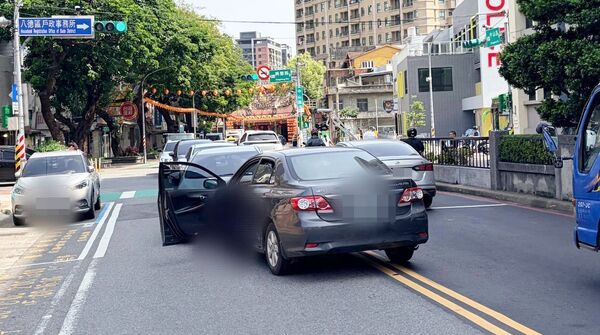 ▲桃園市李姓男子今天上午駕駛自小客車行經八德區中山路，突失控撞上橫越馬路黃姓婦人，圖為現場畫面。（圖／八德警分局提供）