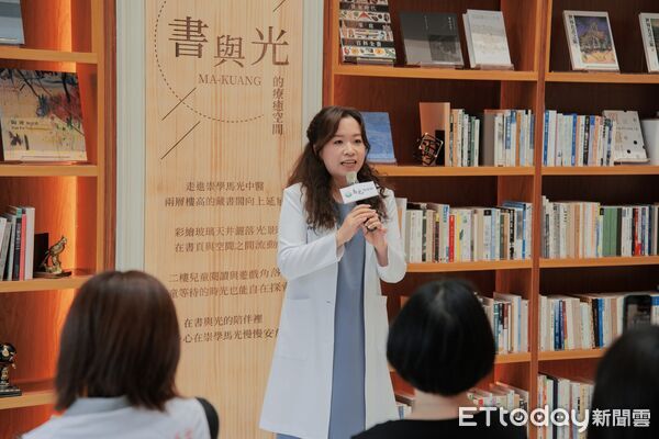 ▲崇學馬光中醫升級藏書空間，打造療癒候診環境，診所捐贈5000本二手書，串聯市圖與公益團體推廣閱讀。（記者林東良翻攝，下同）