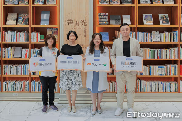 ▲崇學馬光中醫升級藏書空間，打造療癒候診環境，診所捐贈5000本二手書，串聯市圖與公益團體推廣閱讀。（記者林東良翻攝，下同）