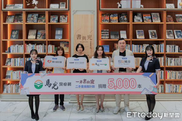 ▲崇學馬光中醫升級藏書空間，打造療癒候診環境，診所捐贈5000本二手書，串聯市圖與公益團體推廣閱讀。（記者林東良翻攝，下同）