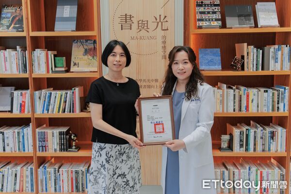 ▲崇學馬光中醫升級藏書空間，打造療癒候診環境，診所捐贈5000本二手書，串聯市圖與公益團體推廣閱讀。（記者林東良翻攝，下同）