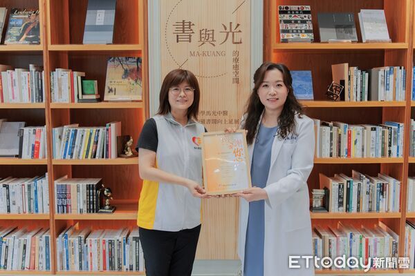 ▲崇學馬光中醫升級藏書空間，打造療癒候診環境，診所捐贈5000本二手書，串聯市圖與公益團體推廣閱讀。（記者林東良翻攝，下同）