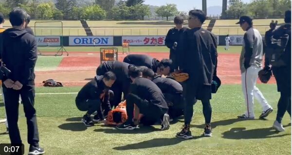▲球直接擊中泉口友汰選手臉部，隨後以擔架緊急送醫。            。（圖／截自X）