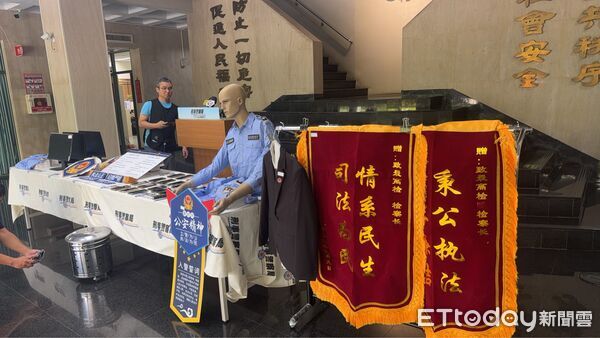 ▲▼詐團在台中佈置成公安辦公室視訊專詐香港，百人被騙3千萬17人收押。（圖／警方提供，下同）