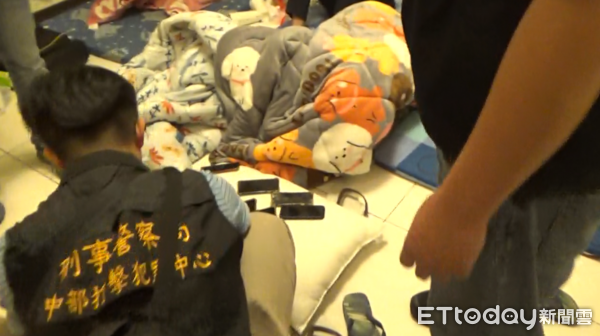 ▲▼詐團在台中佈置成公安辦公室視訊專詐香港，百人被騙3千萬17人收押。（圖／警方提供，下同）