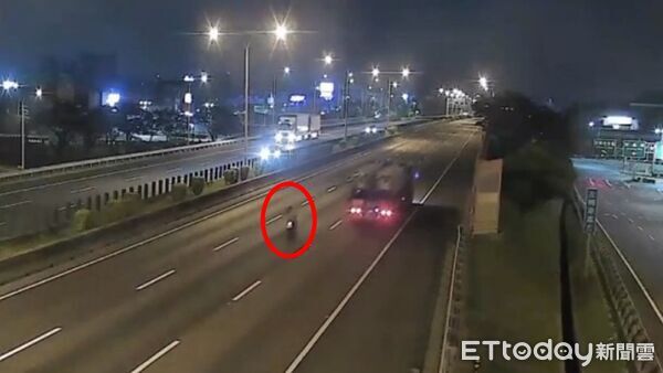 ▲21歲吳姓騎士誤上國道墜橋，警消急搜救見他在大排內裸泳。（圖／記者林東良翻攝，下同）