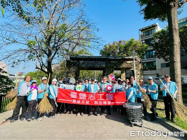 ▲台鹽響應世界地球日，號召60多名員工走入社區健走清掃，落實環境保護行動。（記者林東良翻攝，下同）