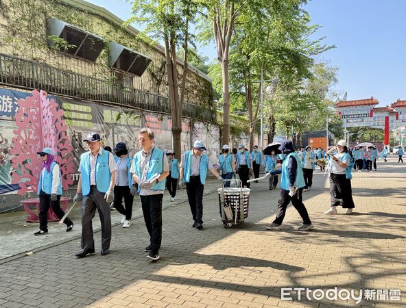 ▲台鹽響應世界地球日，號召60多名員工走入社區健走清掃，落實環境保護行動。（記者林東良翻攝，下同）