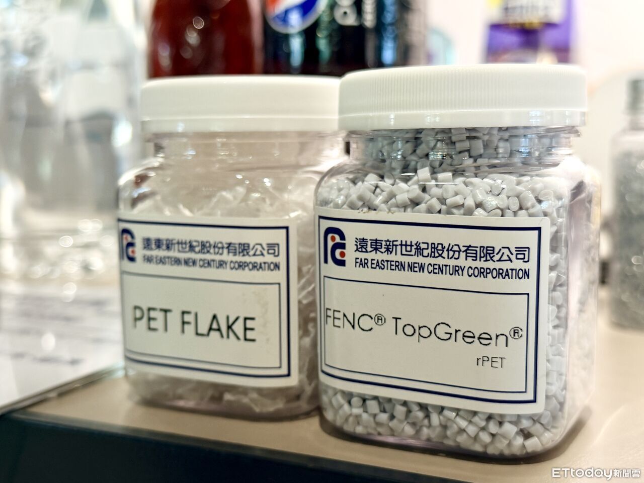 ▲▼遠東新。100% RPET製作的寶特瓶，相較VPET，成功減少60%二氧化碳排放量。（圖／記者潘姿吟攝）。