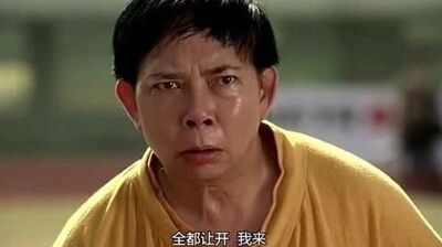 83歲「周星馳御用配角」現蹤！黃一飛暴瘦行走緩慢　神秘女子攙扶