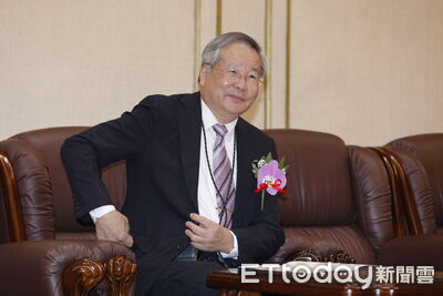 分局長辣椒水誤傷柯文哲遭拔官　許忠信：應符合比例原則