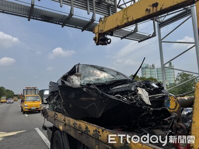 國4神岡段3車追撞翻覆！2車頭爛毀3人傷　現場畫面曝光