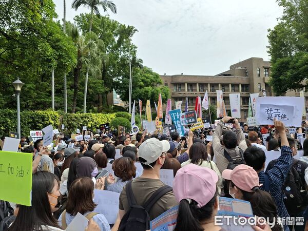 ▲▼      社工抗議       。（圖／記者邱俊吉攝）