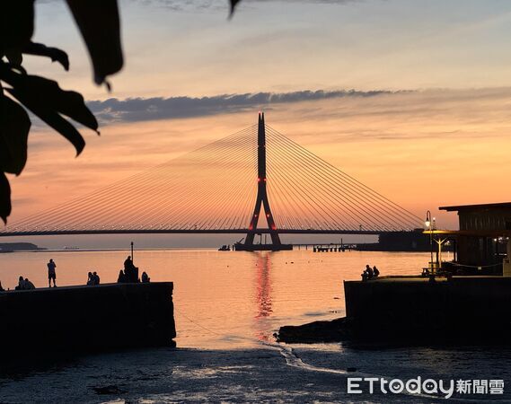 ▲淡水「夕陽與大橋」同框,淡江大橋,滬尾漁港拍攝夕陽,之藍じらん 抹茶販売店,淡水黃昏景色,淡水夕陽。（圖／記者彭懷玉攝）