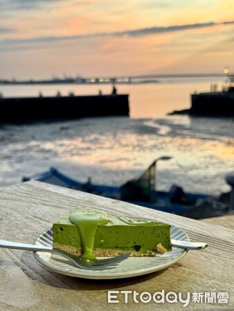 ▲淡水「夕陽與大橋」同框,淡江大橋,滬尾漁港拍攝夕陽,之藍じらん 抹茶販売店,淡水黃昏景色,淡水夕陽。（圖／記者彭懷玉攝）