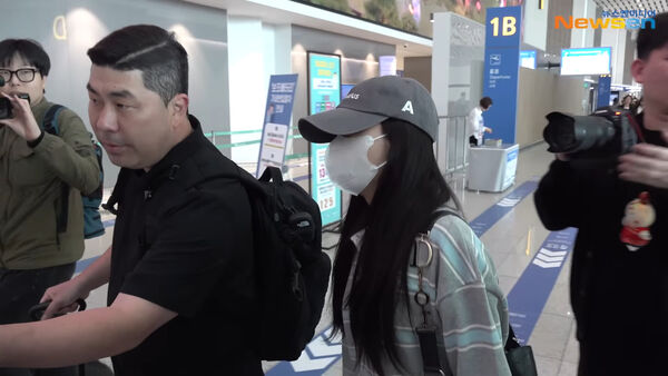 ▲▼ Jisoo機場首度現身！一路鞠躬、親切打招呼　4位彪悍保鑣幫開路。（圖／翻攝自Newsen）