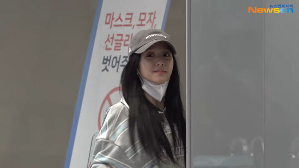 ▲▼ Jisoo機場首度現身！一路鞠躬、親切打招呼　4位彪悍保鑣幫開路。（圖／翻攝自Newsen）