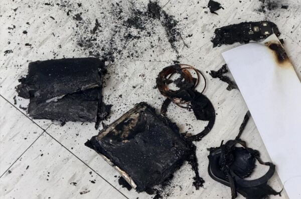 一名護理師放置在醫院更衣室鐵櫃內的行動電源在未插電狀態下發生自燃，導致包包內物品付之一炬。（翻攝自Threads/pay_pay_re）
