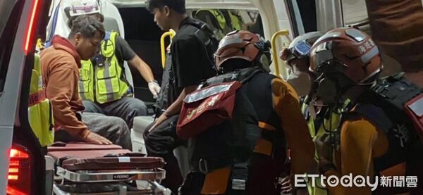 ▲黑鷹直升機降落後由海巡人員護送傷患下機上救護車。（圖／空勤總隊提供，下同）