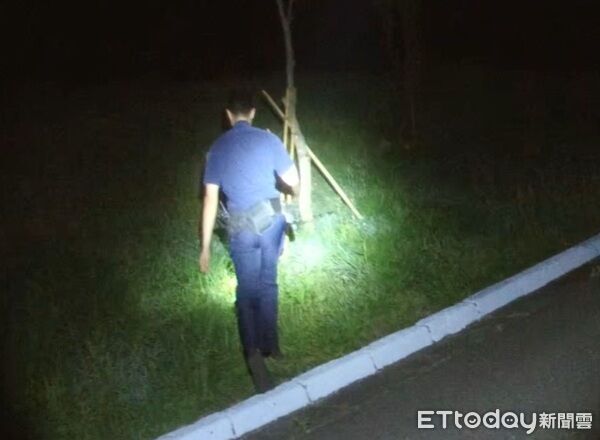 ▲員警拿著手電筒徒步在廣大球場找人。（圖／蘆竹警分局提供）