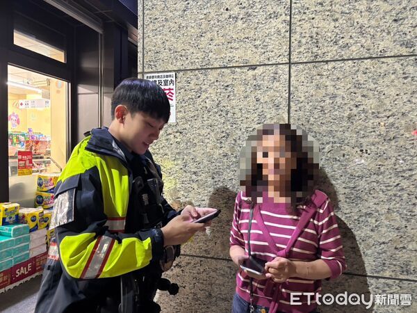 ▲警員向王女解釋，成功阻擋險遭騙走180萬。（圖／記者陸運陞翻攝）