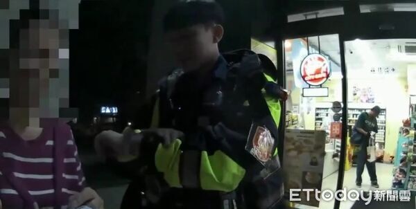 ▲警員向王女解釋，成功阻擋險遭騙走180萬。（圖／記者陸運陞翻攝）