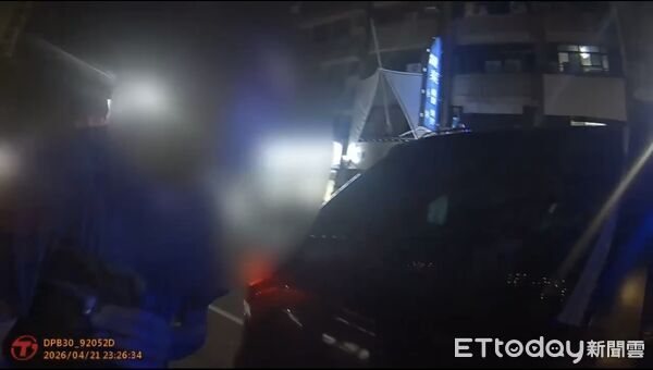 ▲▼只因狗吠2聲！六合夜市平頭男爆氣開打　街頭大亂鬥「3人全送辦」。（圖／記者賴文萱翻攝）
