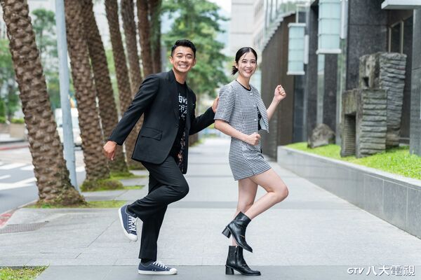 ▲《自由的旅行者》全新第三季，4月25日全台首播。(左為主持人融融、右為搭檔黃可欣。（圖／八大提供）