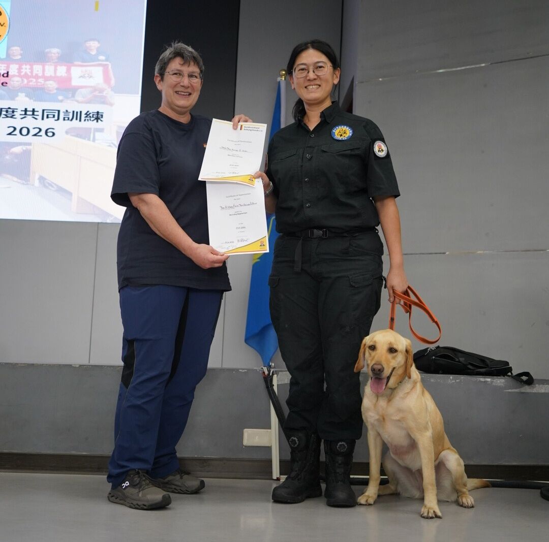 ▲▼台中警犬Uhoo與領犬員蕭至汎（右）日前成功通過德國聯邦救難犬協會舉辦的高級路徑追蹤考試。（圖／警方提供）