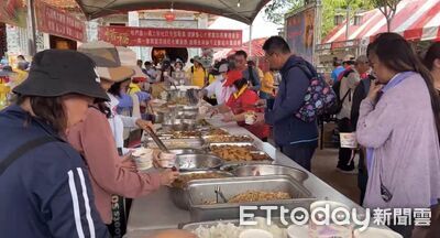 可以開葷了！大甲媽回鑾進入雲林　「萬人餐」端出蝦餅冰淇淋