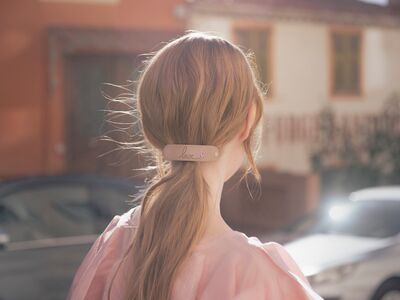 亞歷山卓甜美粉紅髮飾獻媽咪　LOVE字樣與愛心元素直白示愛