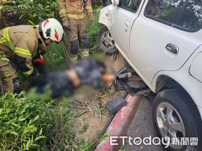 群創廠區驚悚車禍!下班尖峰「轎車猛撞3機車」 女員工受困車底