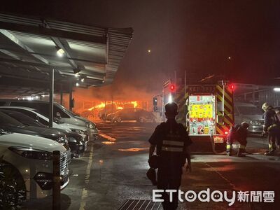 快訊／土城室外停車場竄火！火勢延燒6車　警消抵達已全面燃燒