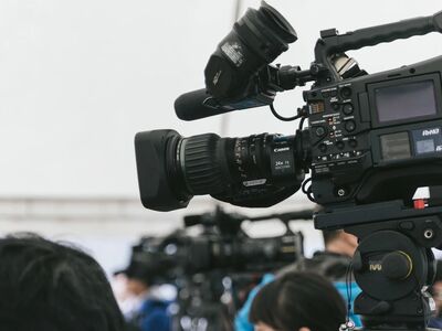 電視台徵大胸妹拍「摸乳巷」無酬勞！　全網砲轟…製作人急刪文